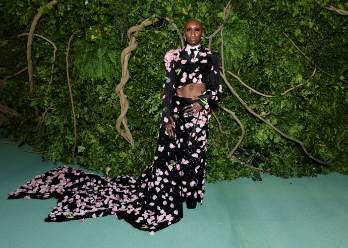 Cynthia Erivo se předvedla v outfitu od Thom Browne.
