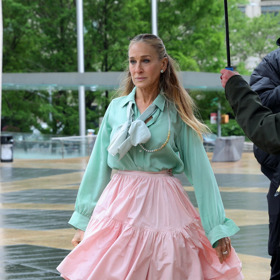Jako Carrie Bradshaw při natáčení pokračování seriálu And Just Like That se stále pyšní vysokými podpatky a něžnými lodičkami. 
