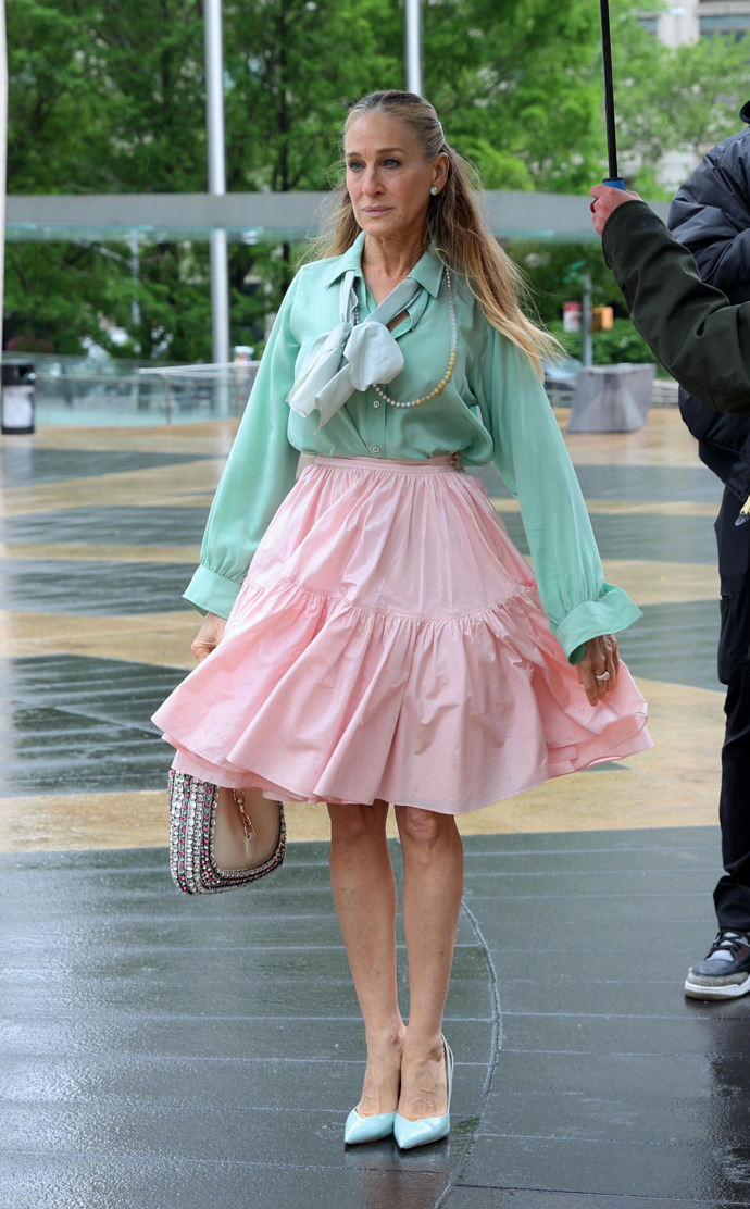 Jako Carrie Bradshaw při natáčení pokračování seriálu And Just Like That se stále pyšní vysokými podpatky a něžnými lodičkami. 

