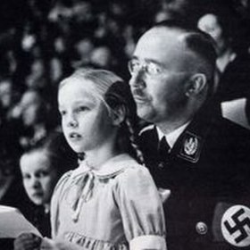 Gudrun Himmler se svým otcem Heinrichem
