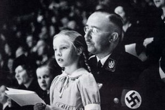 Gudrun Himmler se svým otcem Heinrichem
