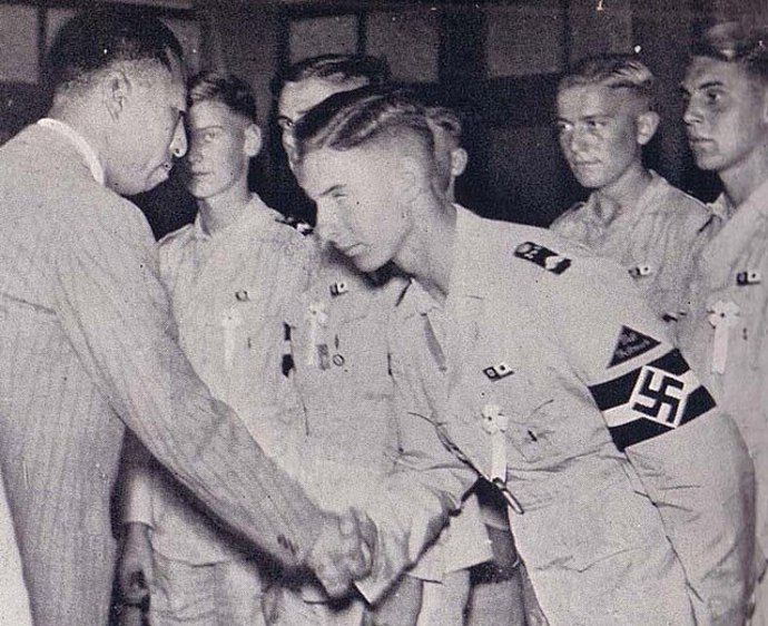 Nacistická mládežnická organizace Hitlerjugend
Nacistická mládežnická organizace Hitlerjugend