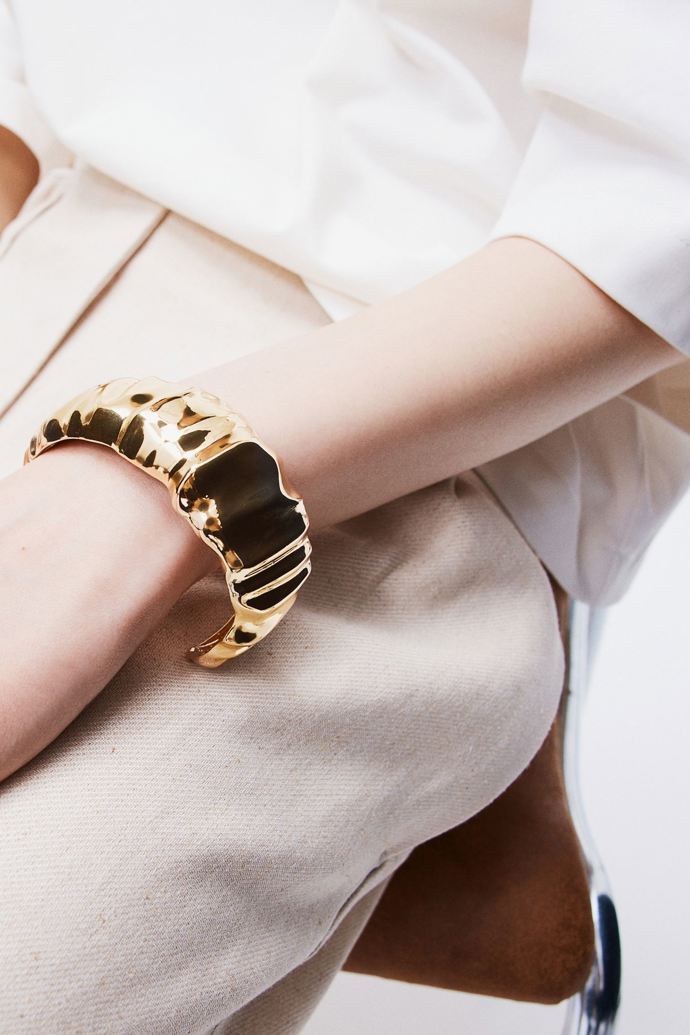 Cuff bracelet, značka H&M, přibližná cena 239 Kč. 
