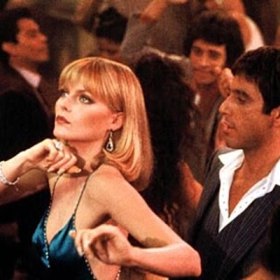 Herečka Michelle Pfeiffer v gangsterce Zjizvená tvář z roku 1983.
