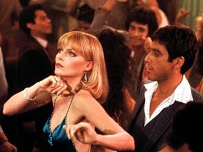 Herečka Michelle Pfeiffer v gangsterce Zjizvená tvář z roku 1983.
