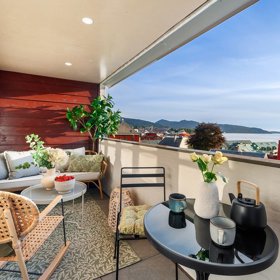 Balkon může být místem pro návštěvy i odpočinek.
