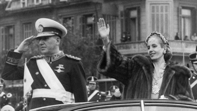 Evita milovala prezentaci na veřejnosti po boku svého muže.
Evita milovala prezentaci na veřejnosti po boku svého muže.