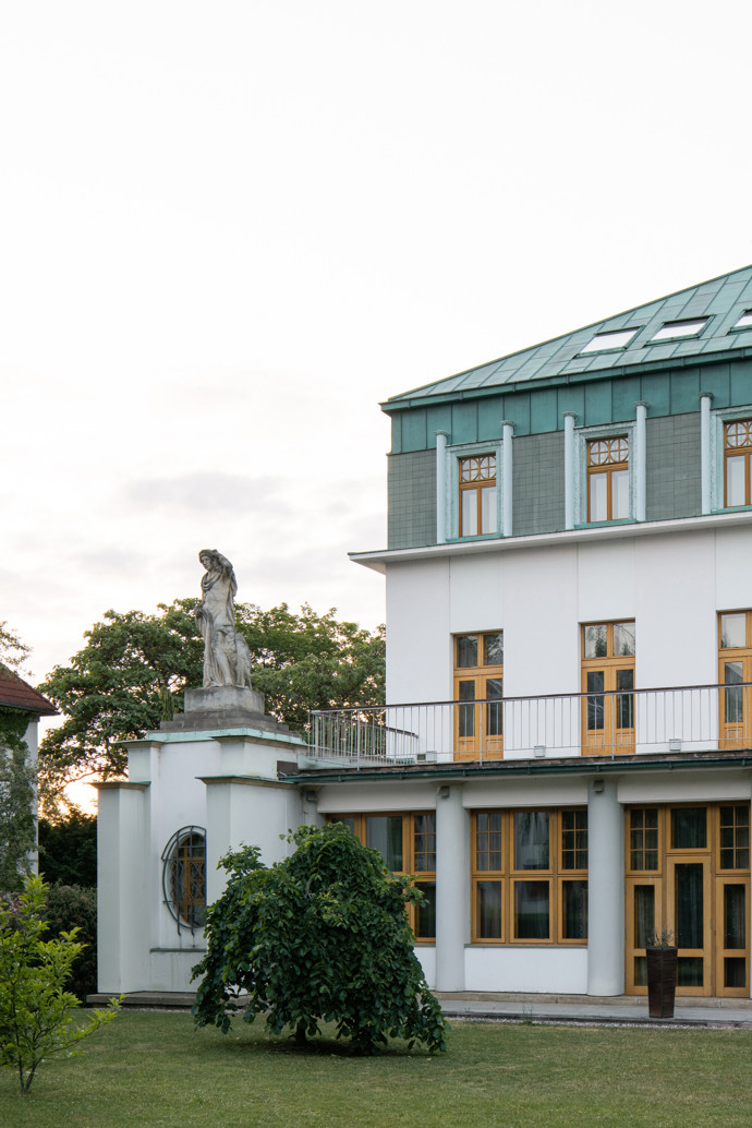 Architektonický skvost v Praze: Byt ve slavné vile byl přestavěn pro moderní rodinný život
Architektonický skvost v Praze: Byt ve slavné vile byl přestavěn pro moderní rodinný život