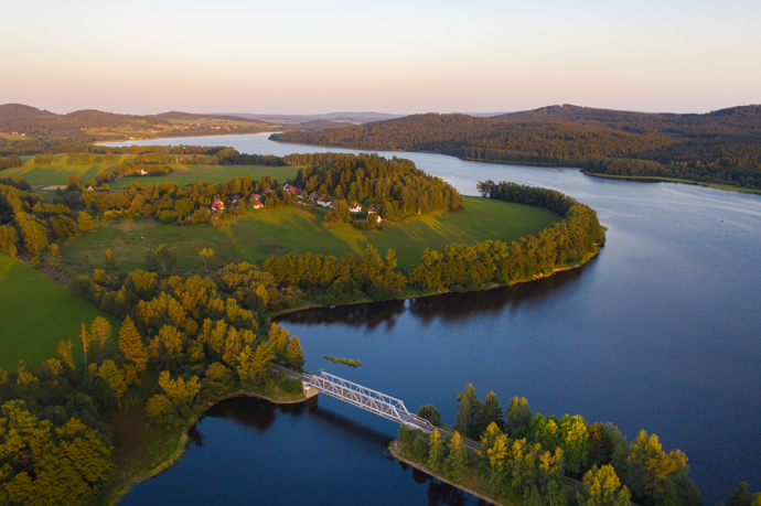 Udělejte si výlet na Lipno a projeďe se na kole okolo přehrady. 
