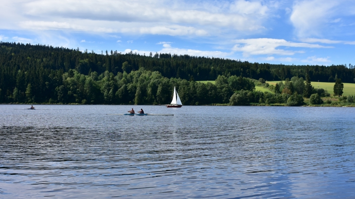 Udělejte si výlet na Lipno a projeďe se na kole okolo přehrady. 
