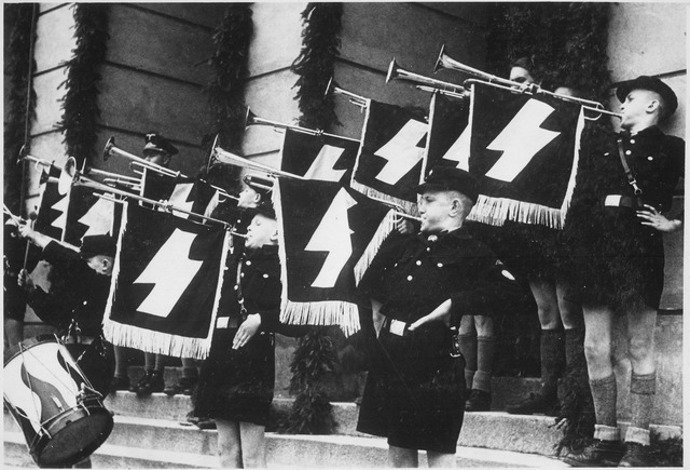 Nacistická mládežnická organizace Hitlerjugend
Nacistická mládežnická organizace Hitlerjugend