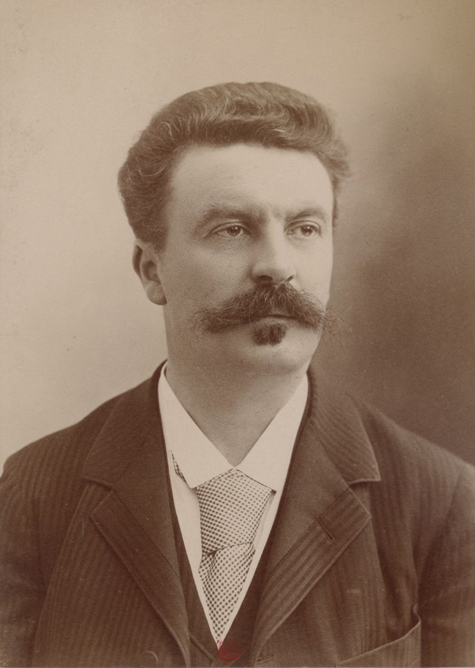 Guy de Maupassant byl také miláčkem žen. Syfilida vedla k jeho psychickému zhroucení a hospitalizaci před jeho smrtí ve věku 42 let​​.