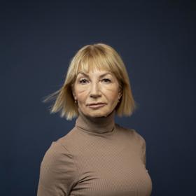 Po šedesátce se nesnažte příliš se sladit, vyhýbejte se zcela černému otfitu i pastelovým barvám. Zkuste se rozzářit barevnými doplňky.
