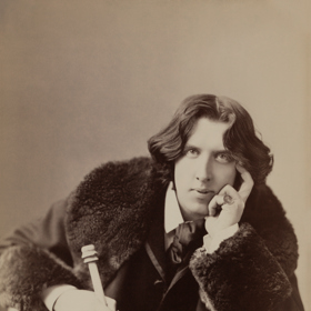 Oscar Wilde byl uvězněn za své homosexuální vztahy, a právě během pobytu ve vězení se u něj projevily příznaky syfilidy​​.