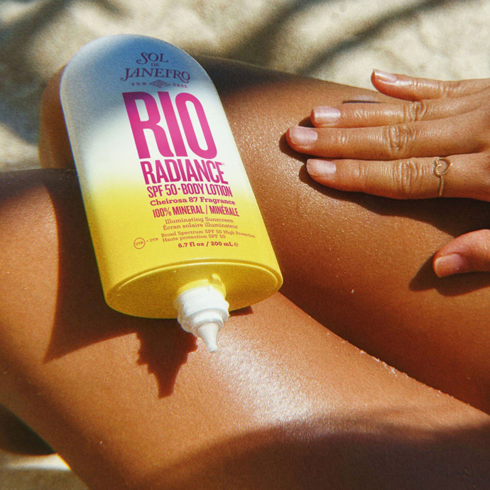 Tělové mléko Rio Radiance s SPF50 viditelně sjednocuje pleť a zároveň ji hydratuje. Vaše tělo krásně provoní nostalgickou letní vůni. 990 Kč
