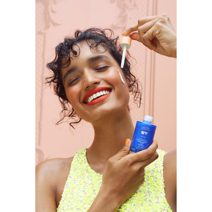 Ultra jasné sérum Queen Screen SPF 50+ vám dodá denní dávku vitaminů, stejně jako širokou škálu ochrany proti UVA a UVB paprskům. Sérum vytváří perfektní základ pro make-up. Ideální pro normální až suchou pokožku. 1100 Kč
