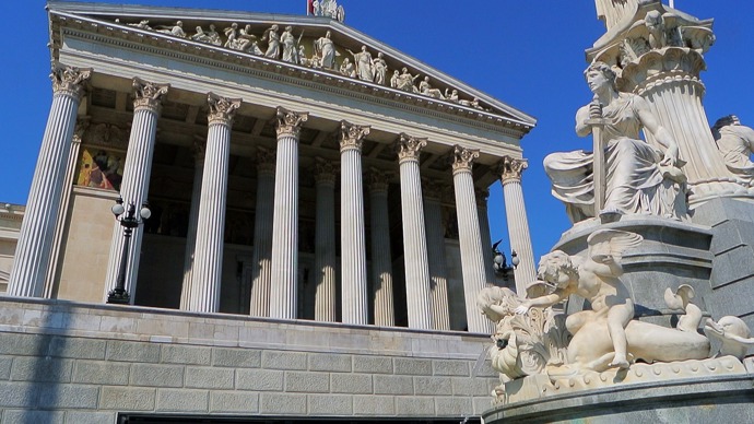 Vídeň je plná nádherných budov, jako je například ta, v níž sídlí parlament.
Vídeň je plná nádherných budov, jako je například ta, v níž sídlí parlament.