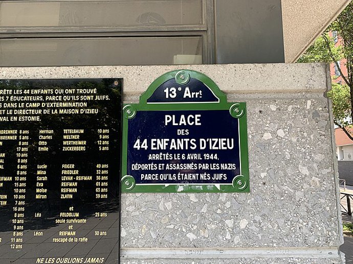V městečku Izieu je památník věnovaný čtyřiačtyřiceti sirotkům, které Klaus Barbie nechal zavraždit
