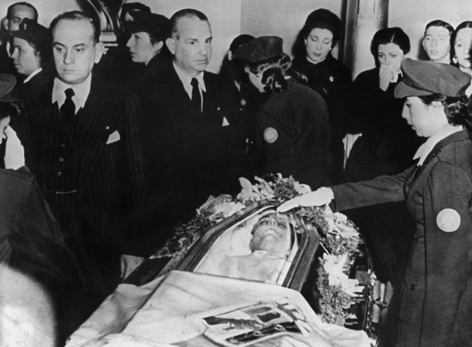 Pohřeb Evy Perón byl smutnou národní událostí.
Pohřeb Evy Perón byl smutnou národní událostí.