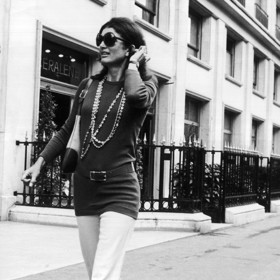 Módní styl Jackie Kennedy Onassis.
