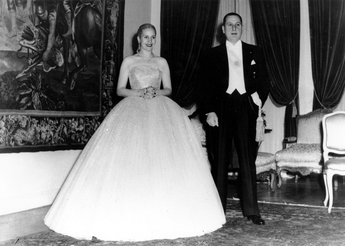 Evita milovala luxus a pozornost společnosti. Po dětství a dospívání, které prožila v naprosté chudobě, to bylo jisté zadostiučinění.
Evita milovala luxus a pozornost společnosti. Po dětství a dospívání, které prožila v naprosté chudobě, to bylo jisté zadostiučinění.