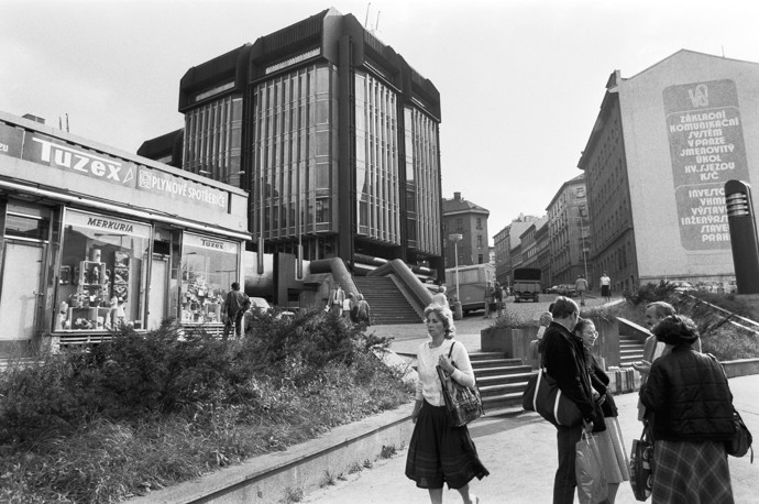 Tuzex v Praze u Ministerstva práce a energetiky na Vinohradech, rok 1985.
