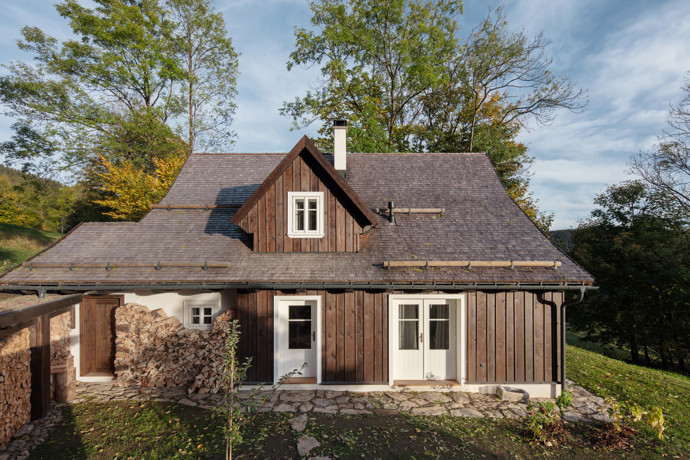 Galerie: Nahlédněte do útulné chaloupky v Jizerských horách