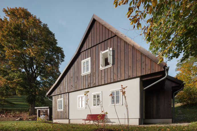 Galerie: Nahlédněte do útulné chaloupky v Jizerských horách