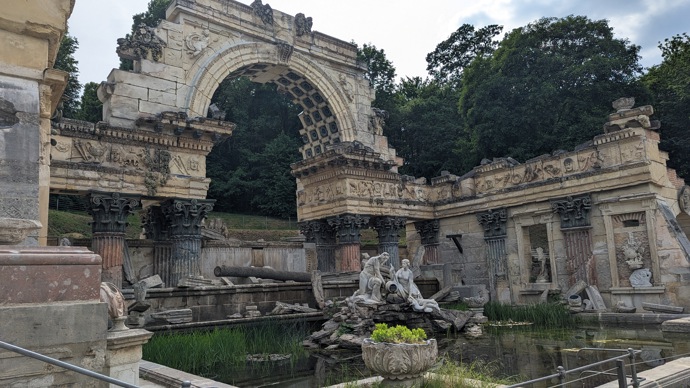 V zámeckém parku je toho k vidění hodně, včetně římských ruin z roku 1778.
V zámeckém parku je toho k vidění hodně, včetně římských ruin z roku 1778.