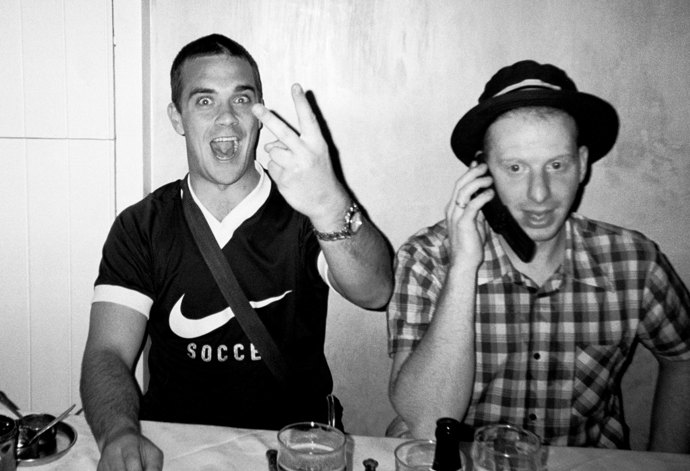 Robbie Williams opustil skupinu v roce 1995 a vydal se na sólovou dráhu. 

