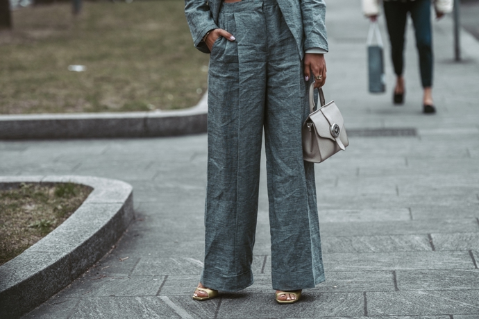 Asi budete souhlasit, že důležitý je v celkovém dojmu z outfitu materiál. Letos se nebojte ani látek s "pomačkaným" efektem.
