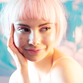 Letos v létě bude opět trendy i platinová blond tónovaná do růžové barvy, která trochu připomíná cukrovou vatu.
