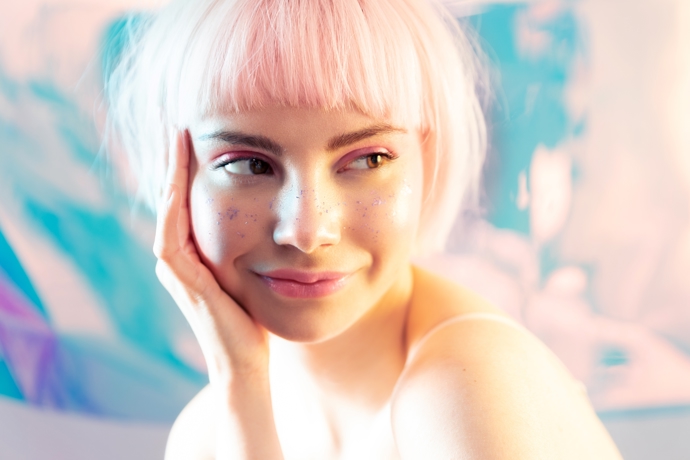 Letos v létě bude opět trendy i platinová blond tónovaná do růžové barvy, která trochu připomíná cukrovou vatu.
Letos v létě bude opět trendy i platinová blond tónovaná do růžové barvy, která trochu připomíná cukrovou vatu.
