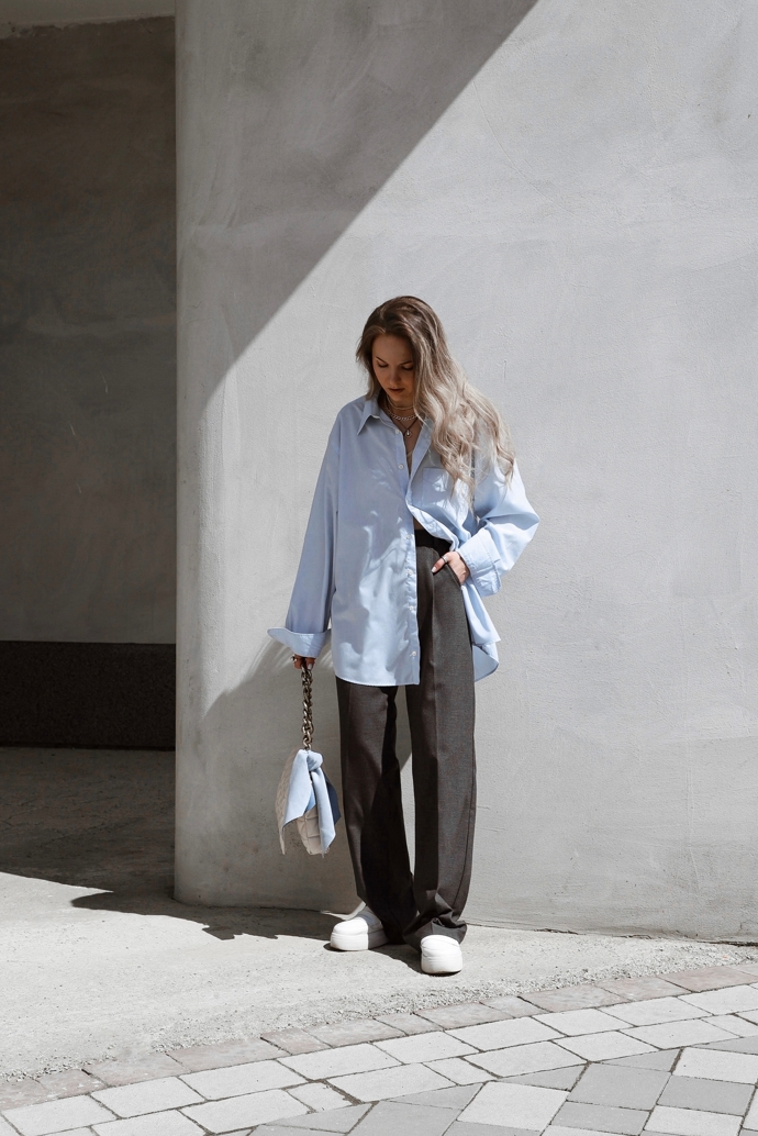 Pozor si dávejte také na tolik oblíbené oversized kousky. Vždy kombinujte jeden nadměrný kousek s upnutým zbytkem outfitu, abyste si nepřidávala kila a roky navíc.
Pozor si dávejte také na tolik oblíbené oversized kousky. Vždy kombinujte jeden nadměrný kousek s upnutým zbytkem outfitu, abyste si nepřidávala kila a roky navíc.