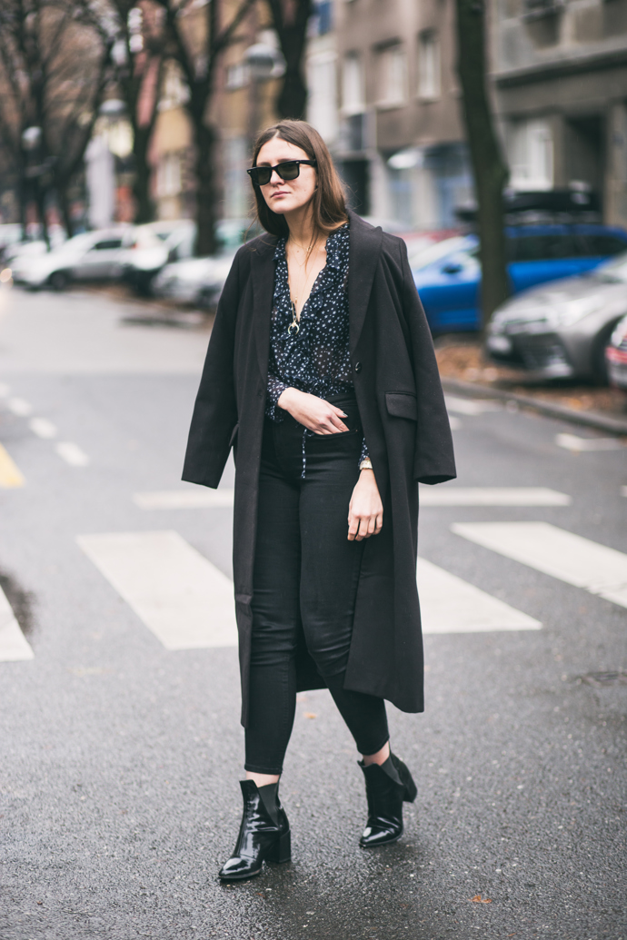 Celočerných outfitů se vzdávat nemusíte. Stačí pouze kousky správně kombinovat.
Celočerných outfitů se vzdávat nemusíte. Stačí pouze kousky správně kombinovat.