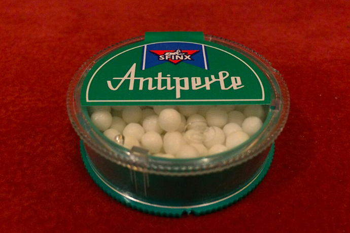 Antiperle

vznikly v roce 1960 v Chotyni v pobočce libereckého podniku Lipo. Původně se prodávaly v plechových krabičkách. Někdy v polovině šedesátých let 20. století se začaly prodávat v zelených plastových krabičkách. 
