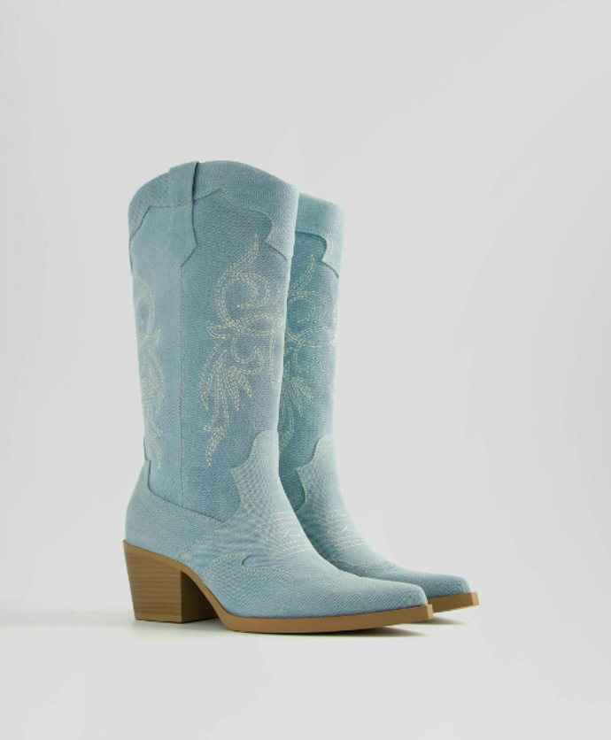 HEELED - Kozačky na platformě, značka Bershka, přibližná cena 1599 Kč. 
