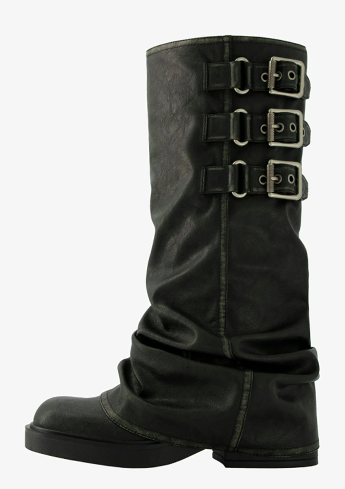 BUCKLED SLOUCHY - Kozačky na platformě, značka Bershka, přibližná cena 1799 Kč. 
