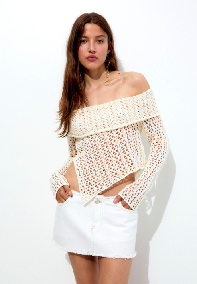 BARDOT - Svetr, značka PULL&BEAR, přibližná cena 599 Kč. 
