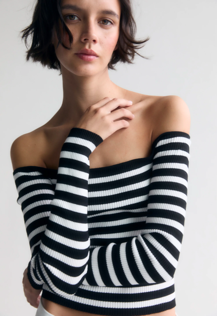 WITH A BARDOT NECKLINE - Svetr, značka PULL&BEAR, přibližná cena 499 Kč. 
