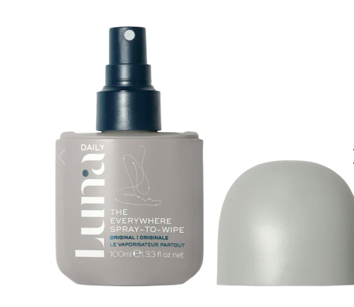 The Everywhere Spray-To-Wipe - pH balancing with Prebiotics + Vitamins C+E for All Skin, značka Luna Daily, přibližná cena 18.00 $. 
