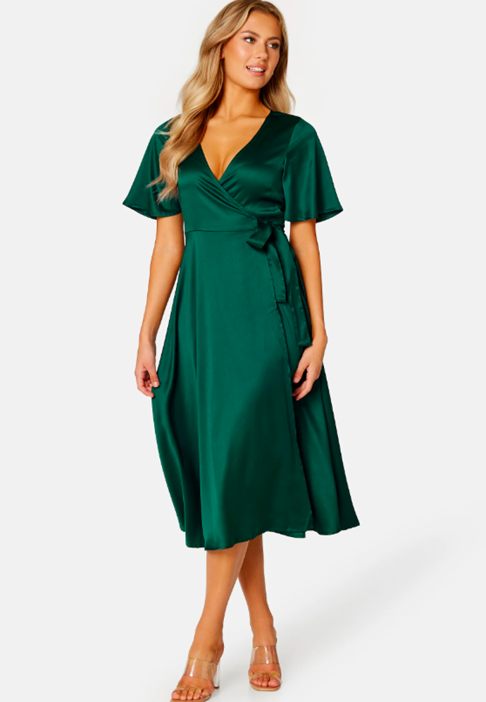 BUTTERFLY SLEEVE WRAP SATIN MIDI DRESS - Koktejlové šaty / šaty na párty, značka Bubbleroom, přibližná cena 1829 Kč. 

