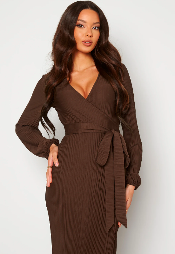 PLEATED WRAP MIDI DRESS - Denní šaty, značka Bubbleroom, přibližná cena 1569 Kč. 

