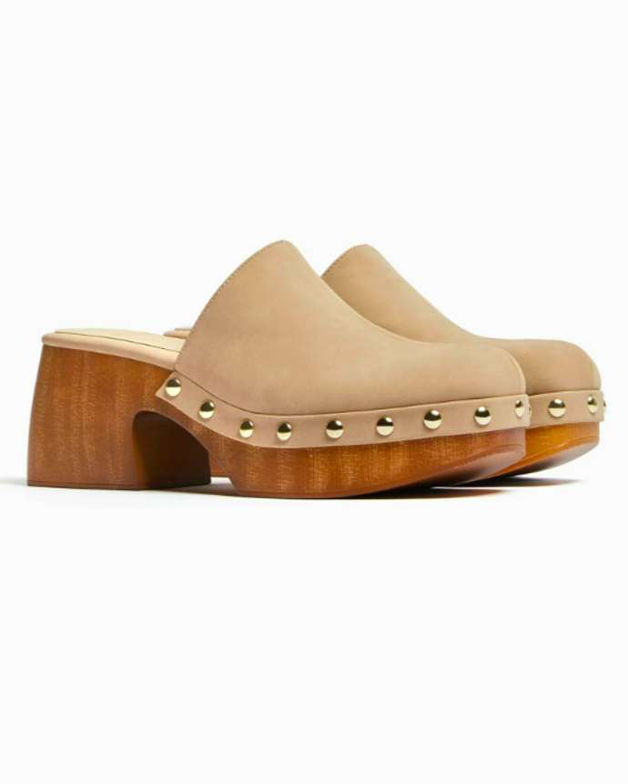 STUDDED - Dřeváky, značka Bershka, přibližná cena 799 Kč. 
