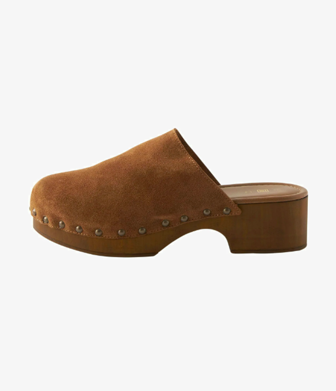 REGULAR FIT - Dřeváky, značka Next, přibližná cena 2000 Kč. 
