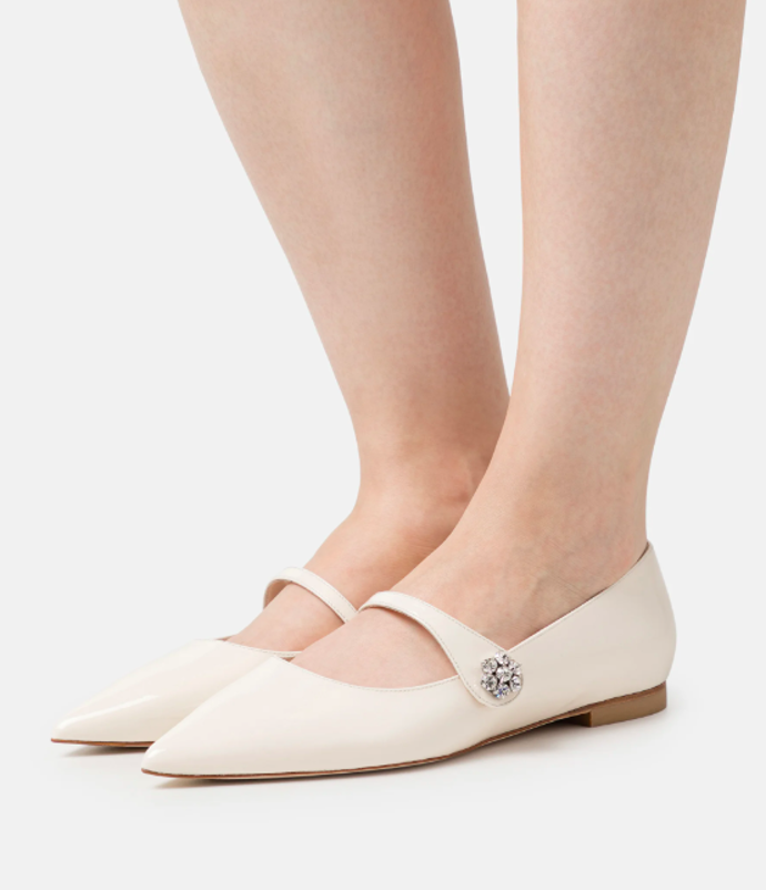 CRYSTAL FLEUR MARY JANE FLAT - BALERÍNY S PÁSKEM, značka STUART WEITZMAN, přibližná cena 10200 Kč. 
