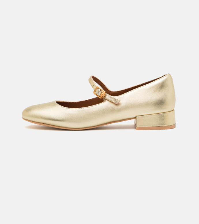 MARY JANE - Baleríny s páskem, značka Kurt Geiger London, přibližná cena 3710 Kč. 
