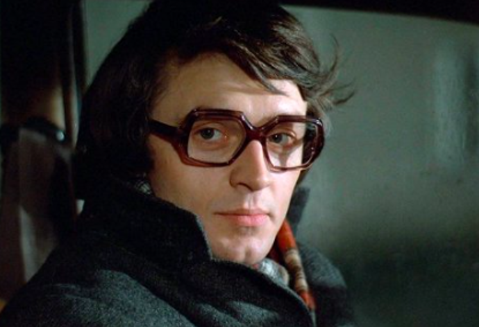 Vlastimil Harapes ve filmu Jak vytrhnout velrybě stoličku
