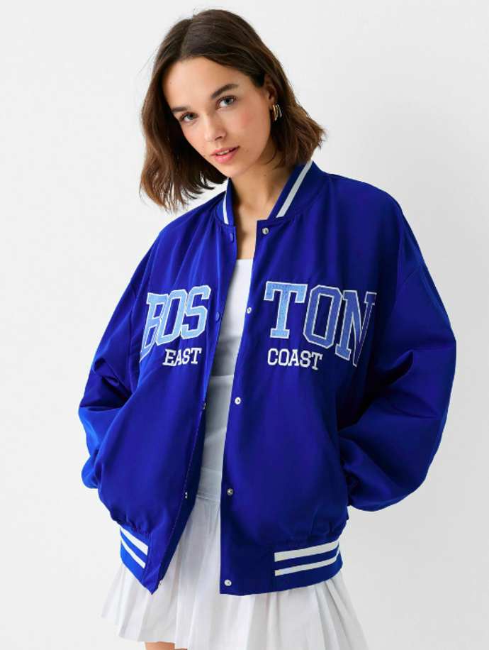 VARSITY - Bomber bunda, Bershka, 799 Kč. 
