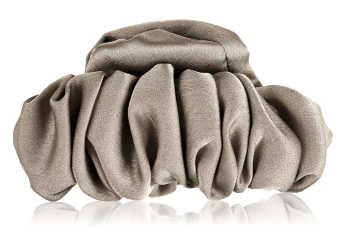 Ruched Satin Claw Clip, Revolution Haircare, 235 Kč.
Ruched Satin Claw Clip, Revolution Haircare, 235 Kč.